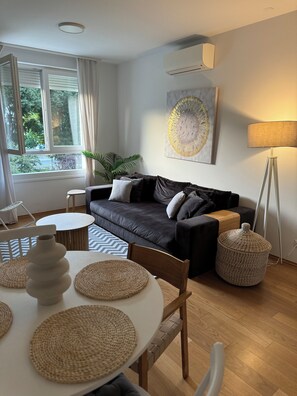 Apartment | Living area | 50-inch Smart TV with cable channels - Allora (Split)