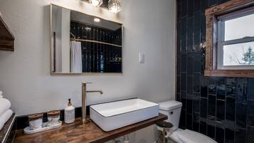 Secador de pelo, toallas