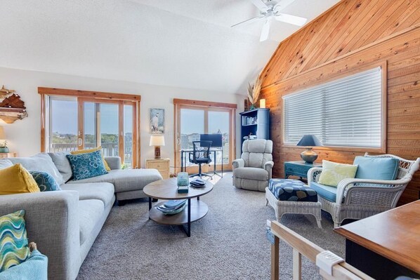 Smart TV, stereo - LakeFront home with Kayak and Stand Up Paddle board, 3 Bikes! (Corolla, NC)