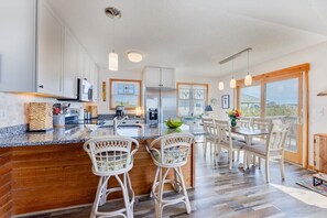 Fridge, microwave, oven, stovetop - LakeFront home with Kayak and Stand Up Paddle board, 3 Bikes! (Corolla, NC)