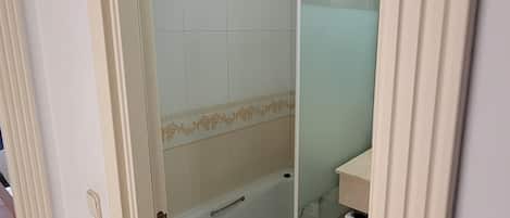 Secadora de cabello, bidet, toallas, jabón