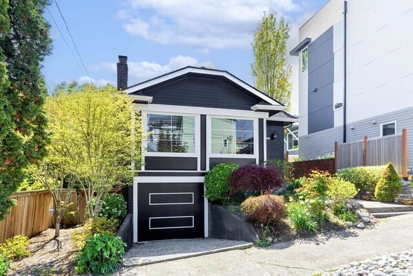 Exterior - Queen Anne Charm Near Tech Hubs & Entertainment (Seattle)