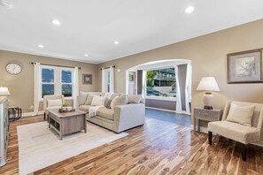 Unclassified image, 4 of 43, button