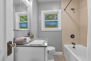 Regadera, secadora de cabello, toallas, shampoo 