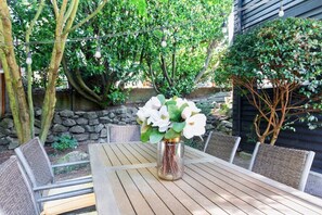 Outdoor dining - Queen Anne Charm Near Tech Hubs & Entertainment (Seattle)