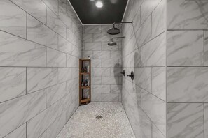 Shower, hair dryer, towels - The Lodge at Branch Pond (Ellsworth)
