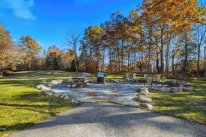 Outdoor dining - The Lodge at Branch Pond (Ellsworth)