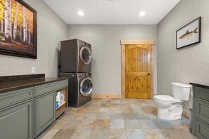 Douche, sèche-cheveux, shampoing