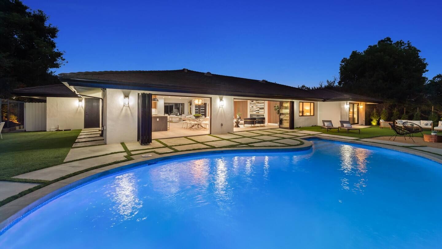 Newly renovated & furnished Stunning Hilltop home with Pool