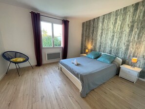 3 habitaciones, tabla de planchar con plancha y cuna de viaje 