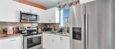 冷蔵庫、電子レンジ、オーブン、コンロ