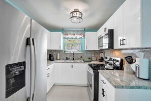 Fridge, microwave, oven, stovetop - Miami Art Deco Style Unit With Hot Tub (Miami)