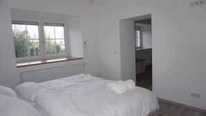 2 habitaciones, escritorio y tabla de planchar con plancha 