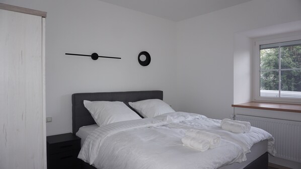 2 bedrooms, desk, iron/ironing board, travel cot