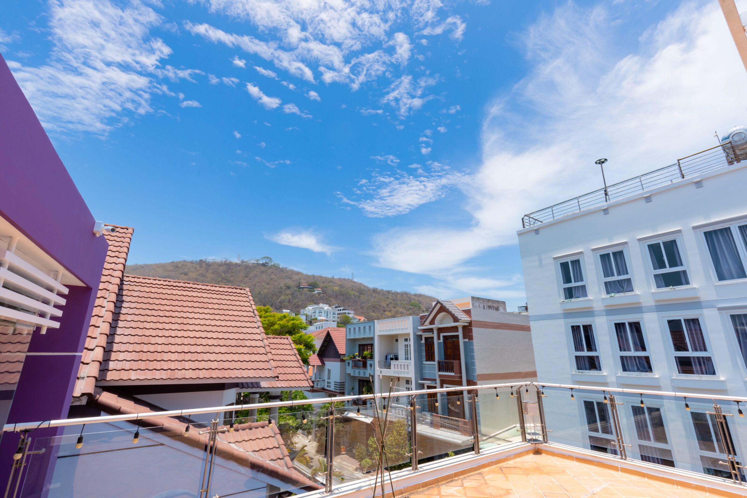 A modern building with a flat roof and a balcony.