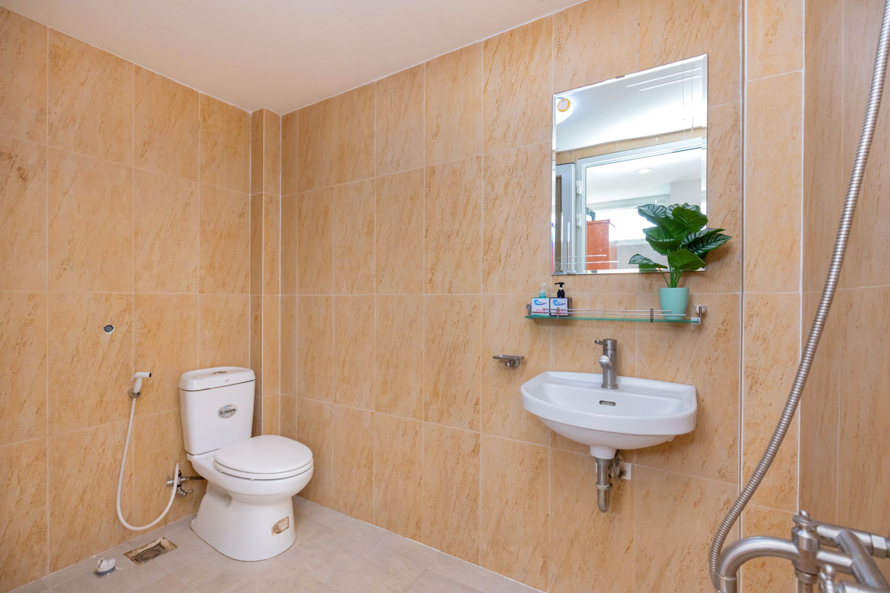Un baño con inodoro, lavabo y ducha.