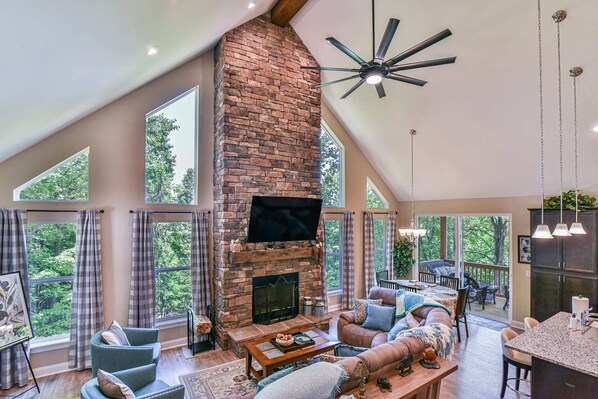 TV, fireplace - Willow Creek: 4 Suites, Mt Views, Gated, Hiking (Black Mountain)