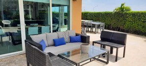 Outdoor dining - Exclusive Oceania 3 bd/3ba w Private Pool and Terrace! Prime 2026 dates available! (Oranjestad)