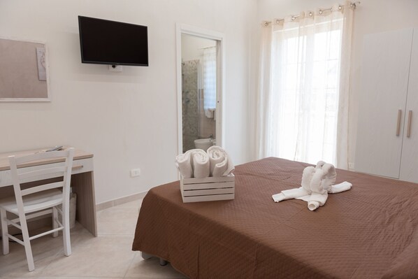 3 bedrooms, desk, iron/ironing board, travel cot