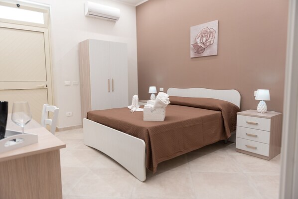 3 bedrooms, desk, iron/ironing board, travel cot