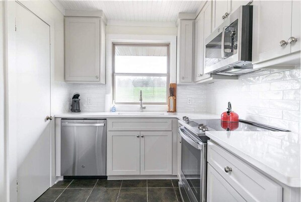 Kühlschrank, Geschirrspüler, Wasserkocher mit Kaffee-/Teezubehör