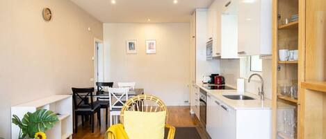 Frigorífico, microondas, horno y placa de cocina