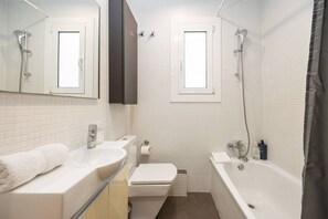 Dusj, hårføner, håndklær og sjampo