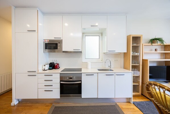 Frigorifero, microonde, forno, piano cottura