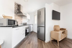 Frigorifero, microonde, forno, piano cottura