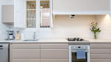 Frigorifero, microonde, forno, piano cottura