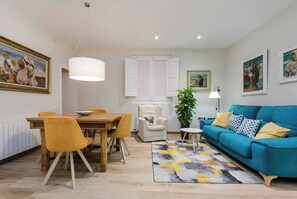 Una televisión, una oficina