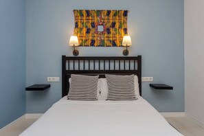 3 dormitorios, tabla de planchar con plancha, cuna de viaje