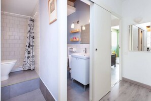 Shower, hair dryer, towels, shampoo