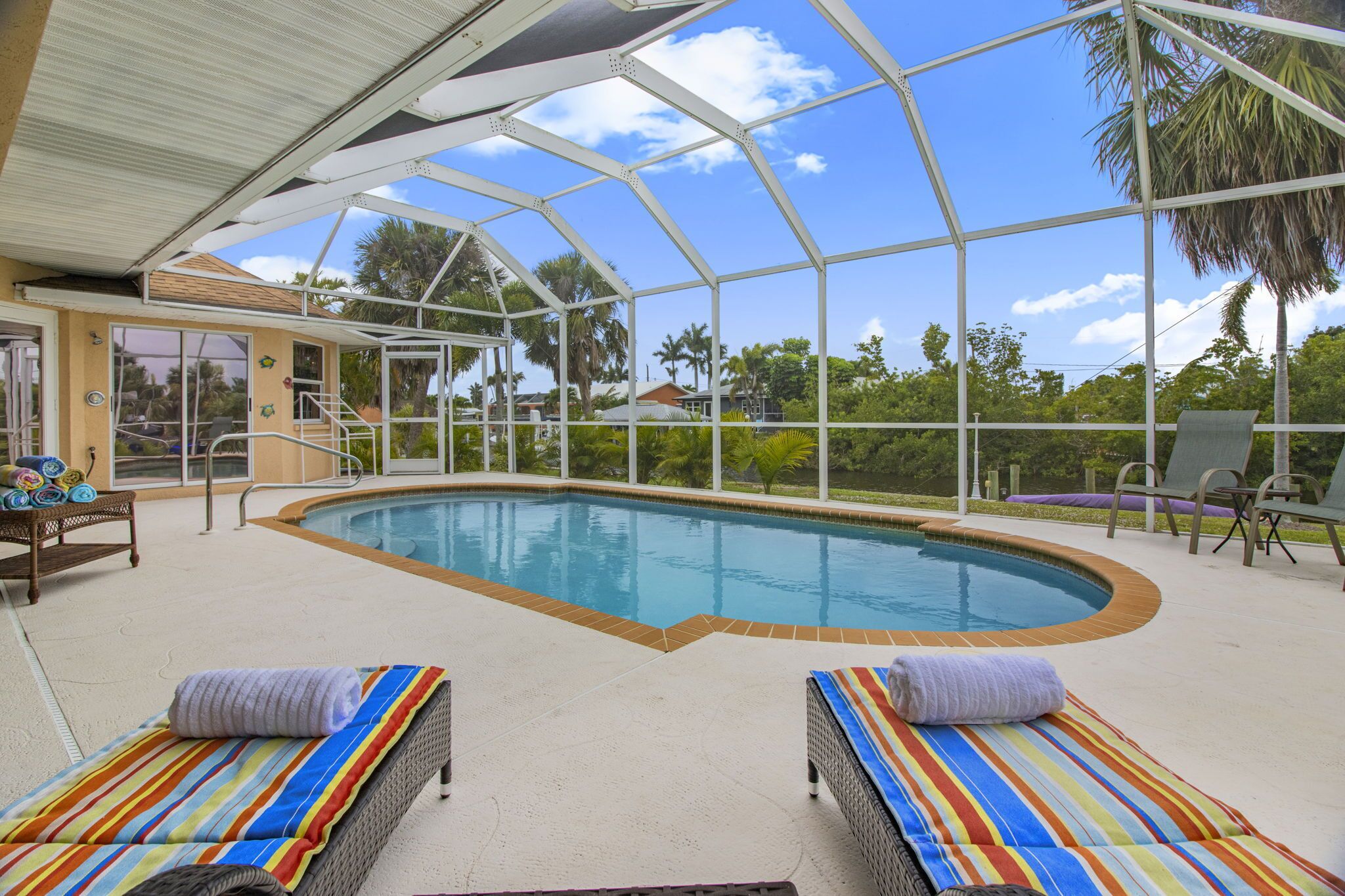 Alberca al aire libre y alberca climatizada