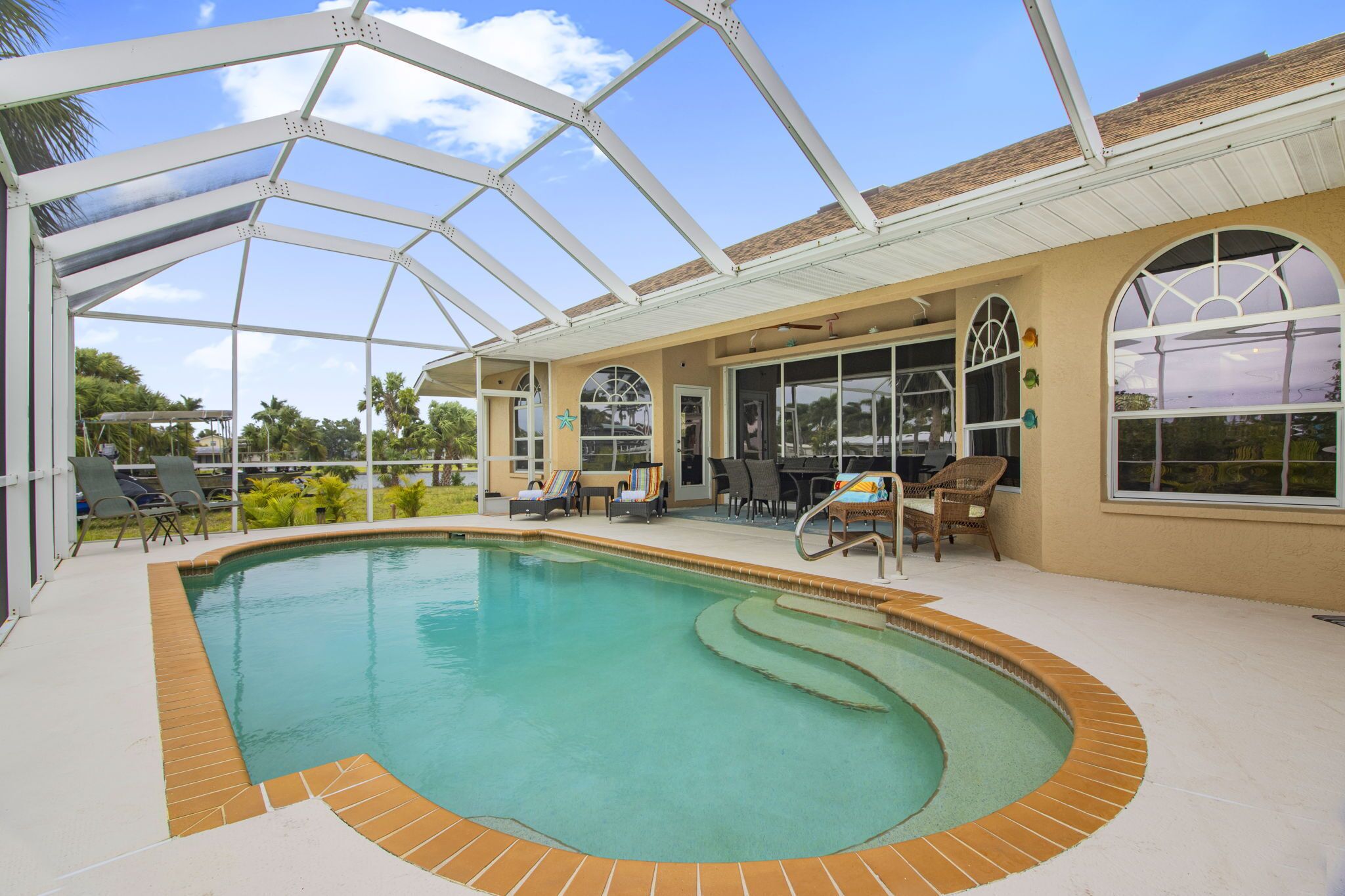 حمّام سباحة خارجي، حمّام سباحة مُدفَّأ