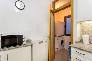 雪櫃、微波爐、焗爐、爐具