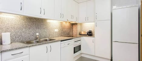 ثلاجة، ميكروويف، فرن، موقد طهي مسطح