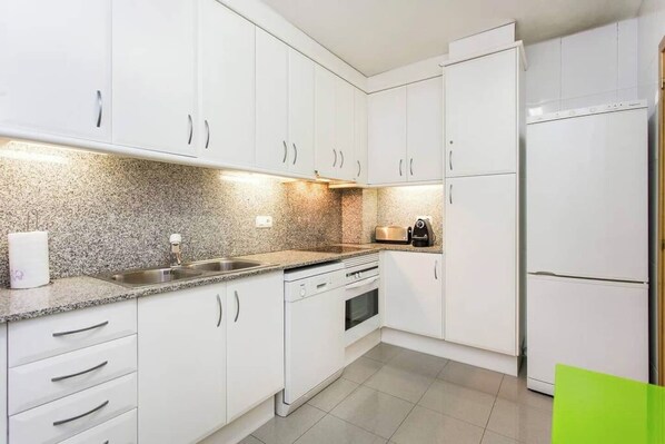 Køleskab, mikrobølgeovn, ovn, kogeplade