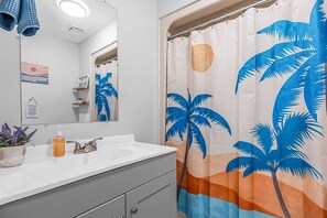 Shower, hair dryer, towels, shampoo - Downtown Cocoa Beach Townhome- Walk to Everything! (Cocoa Beach)
