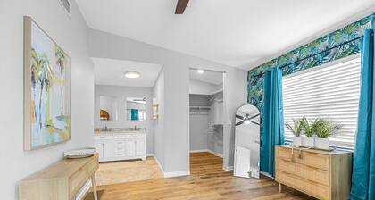 Downtown Cocoa Beach Townhome- Walk to Everything!