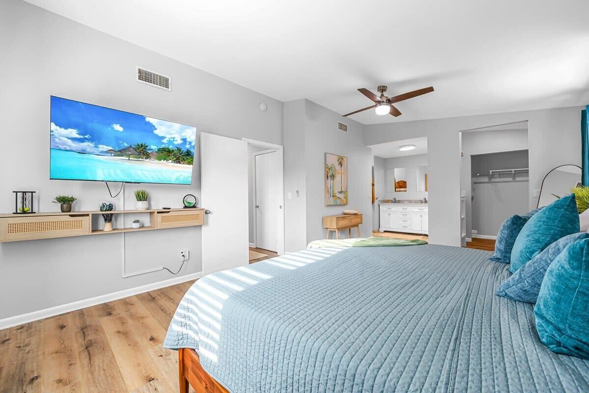 3 bedrooms, desk, iron/ironing board, travel crib