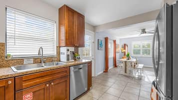 Kylskåp, mikrovågsugn, ugn och spishäll