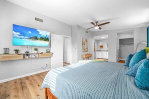 2 habitaciones, escritorio y tabla de planchar con plancha