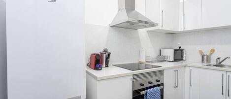 Een koelkast, een microgolfoven, een oven, een kookplaat