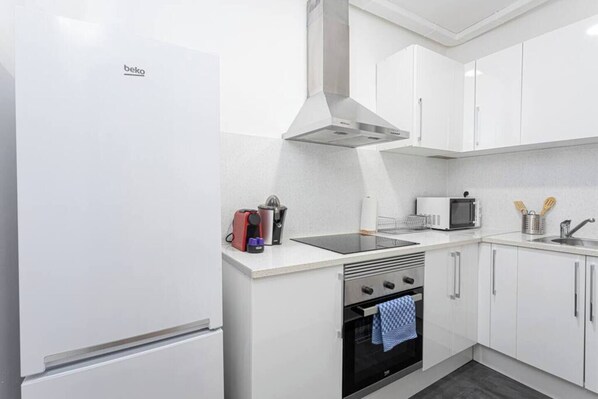 Køleskab, mikrobølgeovn, ovn, kogeplade