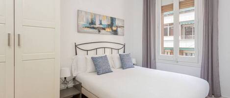 3 slaapkamers, een strijkplank/strijkijzer, reisbedje, gratis wifi