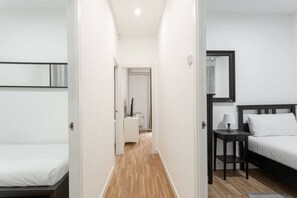 3 quartos, ferros/tábuas de passar roupa, berço de viagem