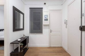 Interior - Charming apartment in a great location to explore Barcelona, local neighborhood away from the touristic mass and very well connected to the center by metro. The metro station is just 5 minutes away. (L'Hospitalet de Llobregat)