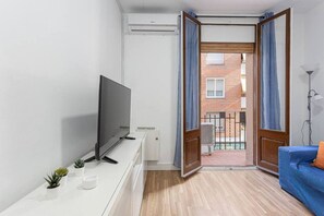 Living area - Charming apartment in a great location to explore Barcelona, local neighborhood away from the touristic mass and very well connected to the center by metro. The metro station is just 5 minutes away. (L'Hospitalet de Llobregat)