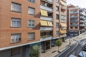 Exterior - Charming apartment in a great location to explore Barcelona, local neighborhood away from the touristic mass and very well connected to the center by metro. The metro station is just 5 minutes away. (L'Hospitalet de Llobregat)